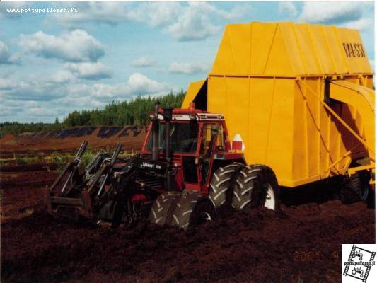 180-90
Painavalla koneella pääsee syvemmälle suohon... Syyskuuinen lauantai vuodelta 2001
Avainsanat: Fiatagri 180-90 turvesuo