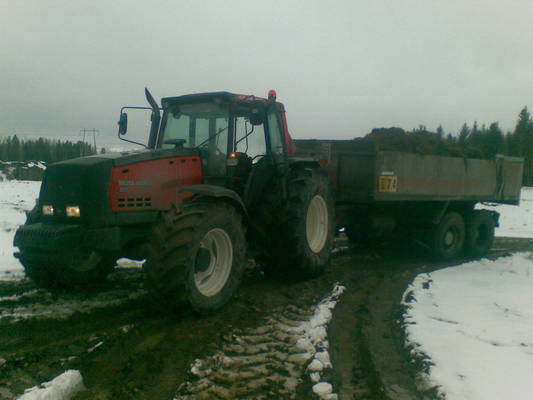 Valtra Valmet 8750 ja itsetehdyt maakärryt
Avainsanat: ValtraValmet Valtra 8750