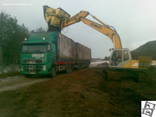 Tarkkalan Volvo ja Kobelco 250lc
No kuormaahan siinä tehdään, takana sais olla painoja lisää ku nostas kyl paljon enemmän.
Avainsanat: Volvo Kobelco