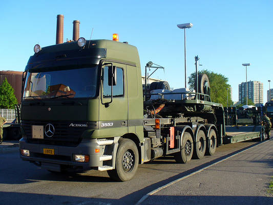 Puolustusvoimien lavettiauto
Puolustusvoimien Mercedes Benz Actros 3553 hakemassa panssarivaunun Helsinkisttä
Avainsanat: Puolustusvoimat Mercedes Benz erikoiskuljetus