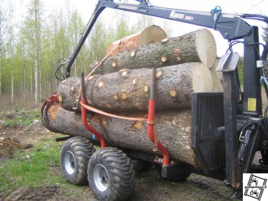 Ei mikään risukuorma...
Alkoi olla Hakin nostokyky aika rajoilla.
Avainsanat: Metsävaunu