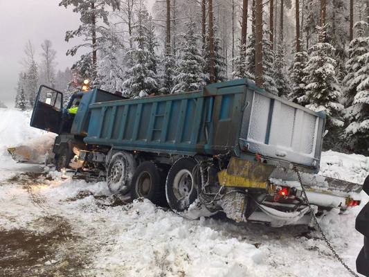 Aura Sisu
Män aura-auto ojan puolelle
Avainsanat: aura-auto