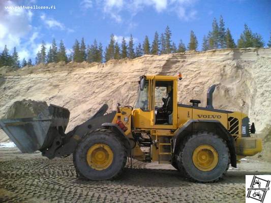 volvo L120E -06
Uuvella koneella lastaamassa kajaanissa.
