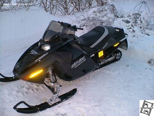 ski-doo mach z 1000 sdi
mun uusi kelkka just haettu koti pihaan 1000cc
ja 165hv 
