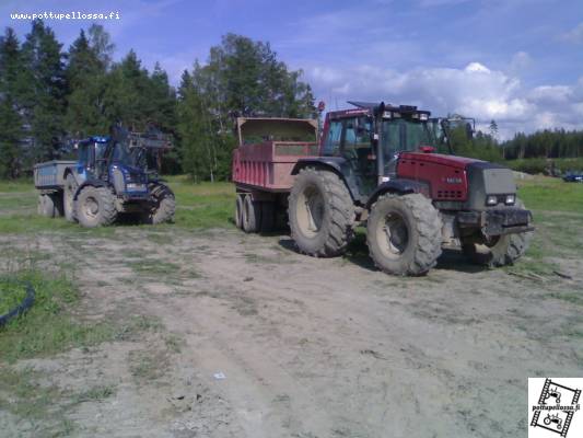 Maanajo vehkeet
Valtra T 190 -04, Valtra 8550Ht -02 maakärryineen
Avainsanat: Valtra