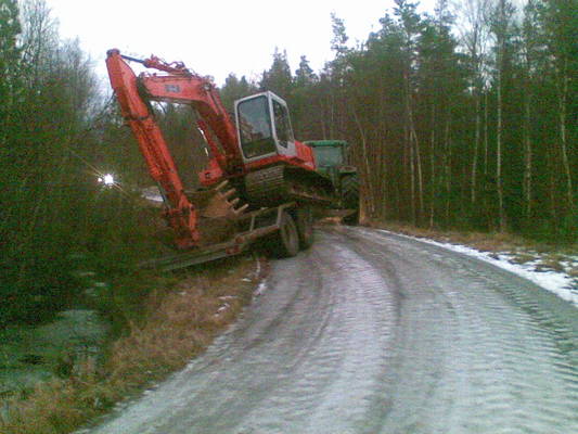 FH150 ja 6410JD
Keli vaihtui metsäautotiellä kuin leikaten,mutkassa muuttui tahmeasta kuurakelistä peilikirkkaaksi vesikeliksi. 
Avainsanat: JD 6410 FH