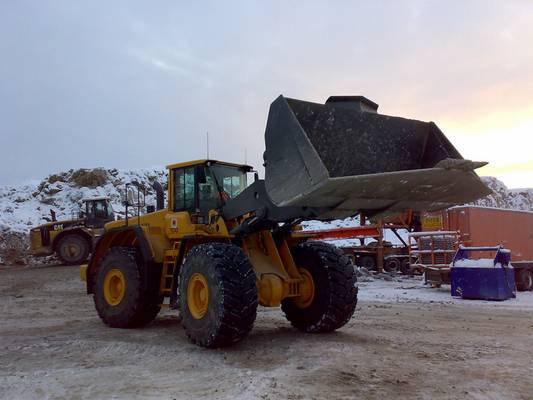 Volvo L220F
Tuli uusi syöttökone murskalle, ensimmäinen volvo lemminkäisellä syöttöhommissa. Kokeiluun tuli meille että laittavatko lisääkin nuita.
Avainsanat: volvo 220