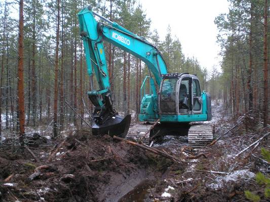 Kobelco 200SRLc
Koppelo ojilla joulukuussa -07
Avainsanat: Kobelco