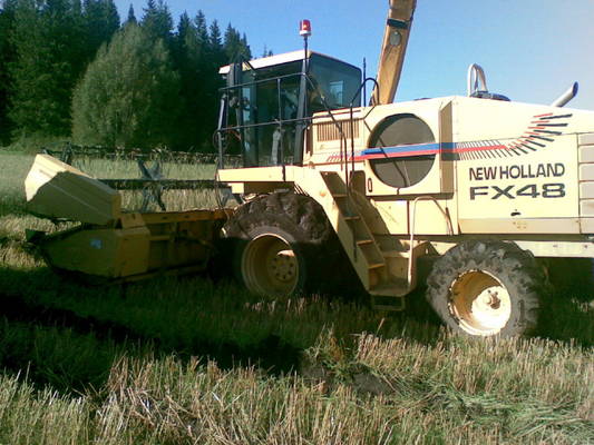 NH FX 48 upoksis
Kokoviljasäilörehun korjuuta viime syksynä, sen verran syvälle painuu silippuri että ei noussu iliman vetoapua.
Avainsanat: NH ajosilppuri kokoviljasäilörehu