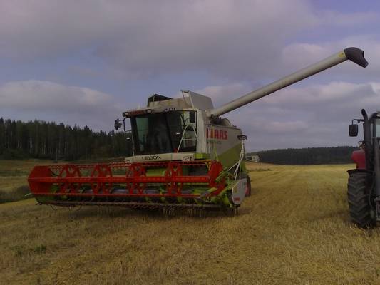 Claas lexion 470 > juuri tyhjennetty
kuvassa meiti claas ja pikku mf 7465 kärryineen.
Avainsanat: mf claas