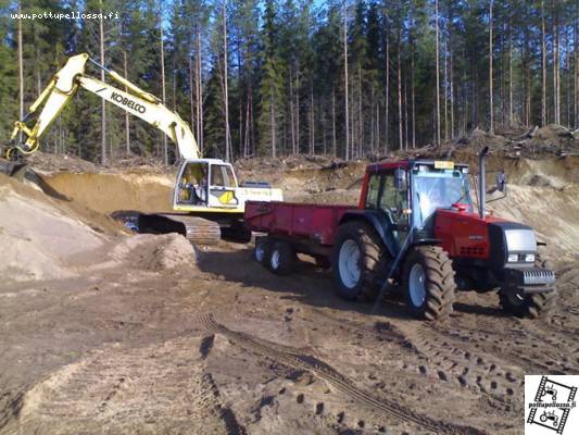 Maaliskuista Soranajoa
Kobelco SK210,  valtra 6400 ja Polmotit
Avainsanat: Kobelco 210 valtra 6400 polvot