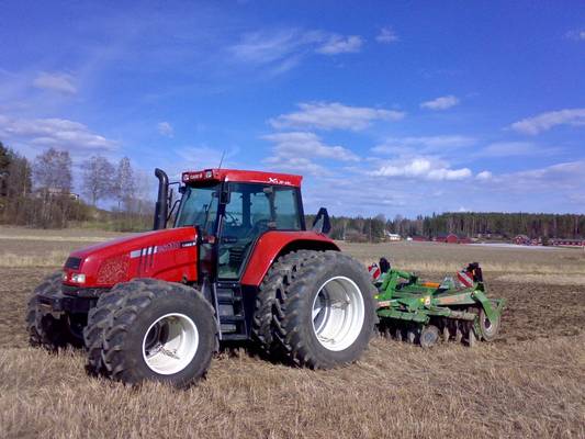 Case IH CS110 ja Amazone Catros 3001
Aloteltiin keväthommia
