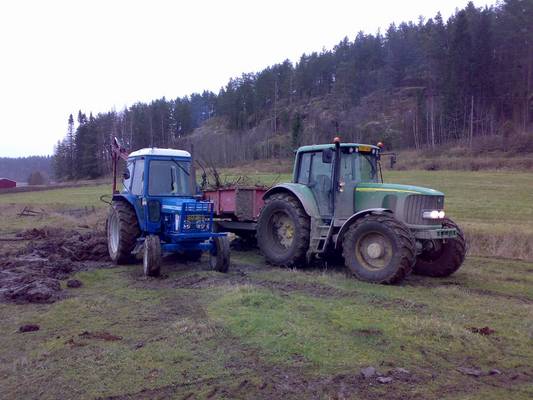 Pajun juurakoiden erottelua ojamaista
Ford 6610 + Patu 425 & JD 6620 + Polmot kärrit
Avainsanat: Ford 6610 patu 425 JD 6620 Polmot