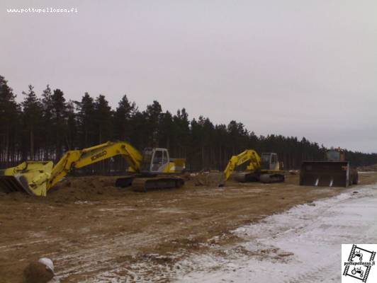 Kuormauskoneet
Kobelco 250lc -97 ~12000h, kauha 5 kuutiota vesitilavuus,  täynnä 7, Kobelco 210lc -98 ~8000h ja kuokkakauha kuorintaan, Volvo L90D -01 7800h, 9kuution kauha.
Avainsanat: Kobelco