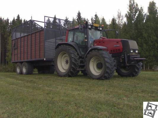 Valtra 8550 + rehukärry
