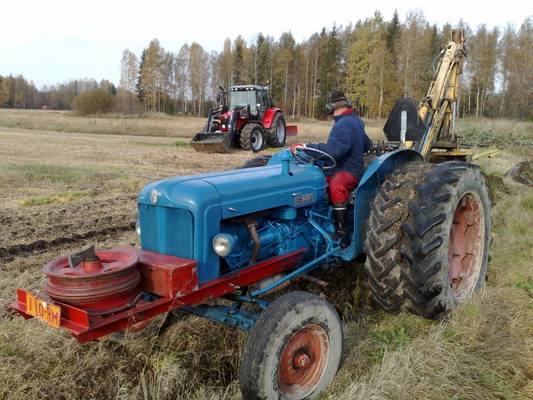 Fordson Major kaivuri ja MF 5470, salaojahommissa.
Salaojien tekoa vanhalla majurilla.
Avainsanat: Fordson Major MF 5470 Salaoja MP Lift