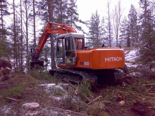 Ajoväylän avausta hakkuukoneille.
Hitachi EX120
Avainsanat: Hitachi EX120