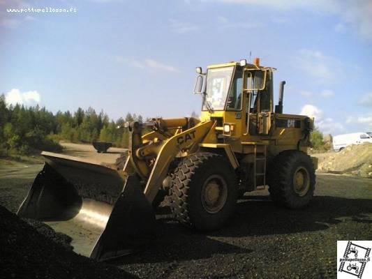 CAT 936E
Piti lappaa öljysoraa autoihin.
