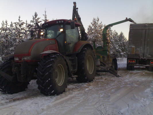 S valtra ja kesla forestin hakkuri
