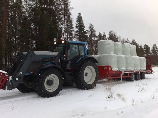 Valtra T171A ja JPM
Piti käydä hakemassa sonneille evästä.
Avainsanat: Valtra