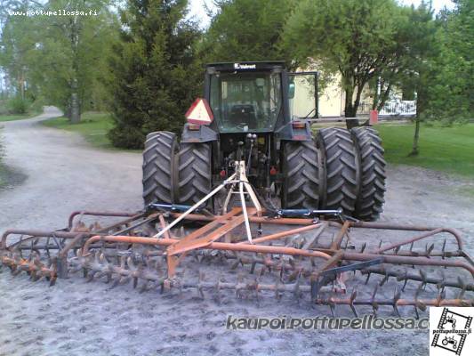 Hankmo 174
Teurastin yhen hankmon sivulohkoiksi ja otin toisesta pari rullaa ja varaosia ja tinailin ne kolmanteen kiinni. Sylintereinä toimii vanhan Sisu-takakuormaimen rehuleikkurin sylkyt. Veturina poseeraa Valmet 665.
Avainsanat: rullakarhi