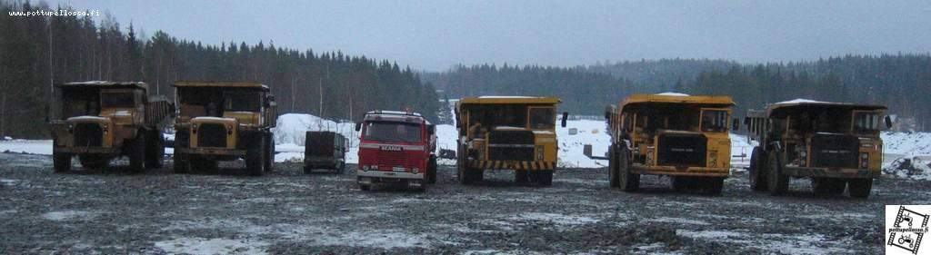 Raskaampaa kalustoa
Vasemmalta alkaen: Caterpillar 769B '74, Caterpillar 769A '61, Scania 85, Kockum 435, Volvo BM 435, Kockum 435C. Scanian ja Kockumeiden (ja volvon) vuosimallit ei ole tiedossa.
Avainsanat: Caterpillar 769 kockum 435 scania