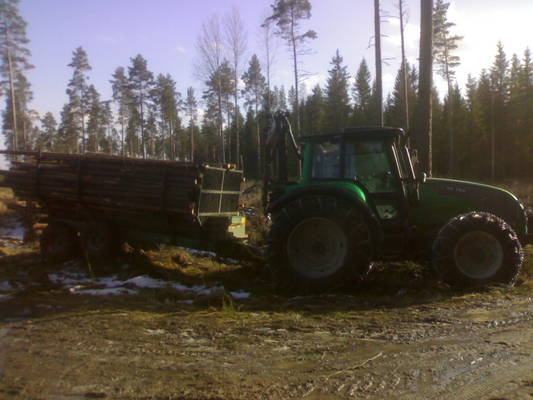 Valtra M130, Kuormaaja valtra 7051 ja kronoksen kärri
Hankintapuiden ajoa
Avainsanat: Valtra Kronos forest