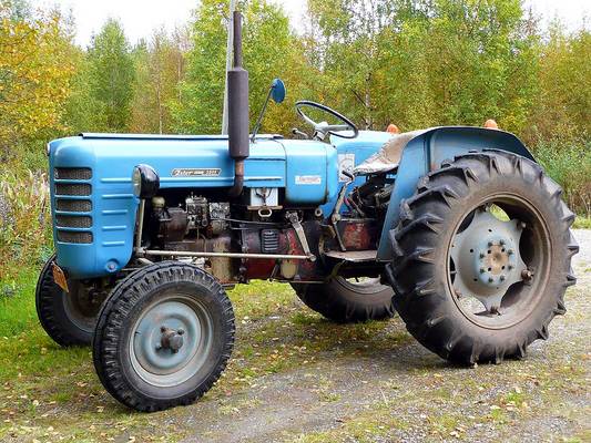 Zetor 3011 vm -64
Toimiva alkuperäisen sininen Zetori ollut samassa talossa.
Avainsanat: Traktori Zetor 3011