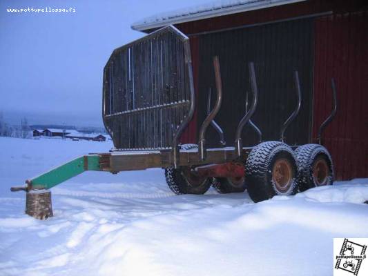 Metsäkärri 2006
Jatko pankkoja huutaa.
Puuttuu vielä kääntösylinteri ja kuormaimen pukki,valot.
Kuormaimes tulee isäntälinjan 3966 tai 3266,perkl kun ei muista,6.6m ulottuvuutta.
On sa*keli kun ei omia koneita muista. 
Oon yrittäny tehhä silla lailla ettei tartteis heti olla pajottamassa ja tekemessä uutta.
Huom.Tulee rangan  ja keski raskaaseen ajuun.


Avainsanat: Kyntäjä