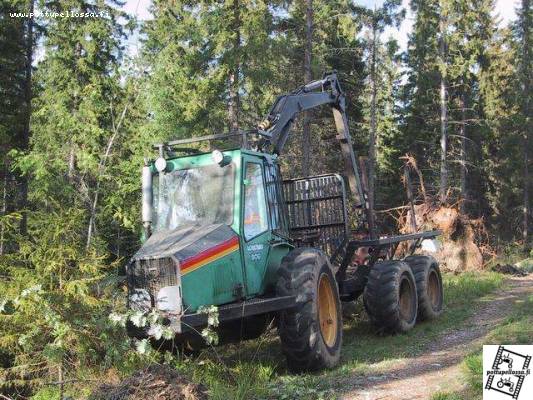 Lokomo 909
Tunteja on koneella jo paljon takana (sisutuksesta sen huomaa, ei kuvassa). Kone on käytössä vielä sukulaismiehen privaatti metsähommissa.
