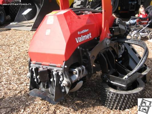 Valmet 370E hakkuupää
Kai sitä tekis tuollakin pölkkyjä.
Avainsanat: valmet 370