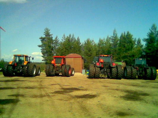 meidän koko kalusto.
vasemmalta lukien. valtra t170, valmet 655, valtra t190, valmet 8400.
Avainsanat: valtrat