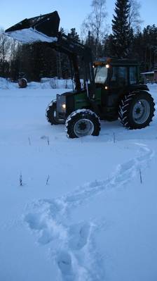 Valtra Valmet 900
"nykyään uusi takakummi ja lamput :D"
Avainsanat: 900 frimja91 mulli