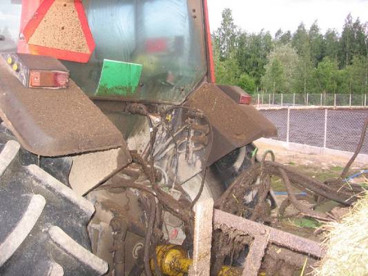 Valtra 6400 ja sen perä 
kesä 2007 Valtran perä oli vähän likanen taisi vähän happoa roiskua perälle. 
Avainsanat: 6400