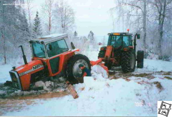 590 tulossa pesulta:P Harmi vaan ku tässäkin kuvassa on jo kovaa maata alla...;)
