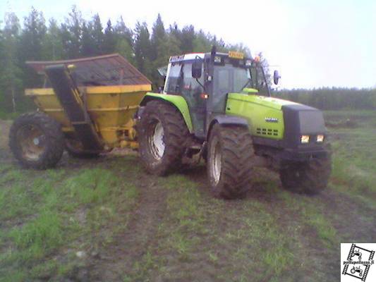 valtra ja soramara
salaojittamassa..ja märkää oli
Avainsanat: valtra soramara
