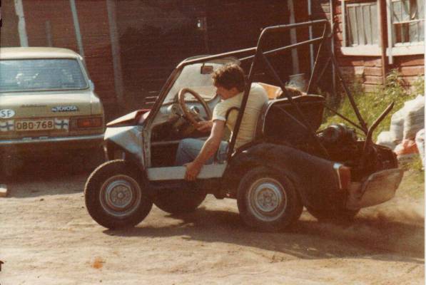 Fiat 600 "kesäspecial"
Huomaa teräspalkki mistä kuski pitää kiinni= vahviketta kun auto notkahti katon poistamisen jälkeen
Avainsanat: Fiat 600