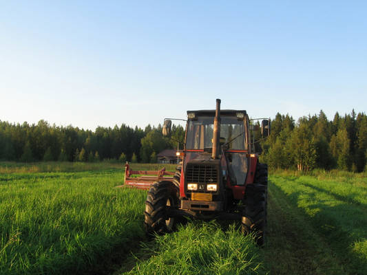 Valmet 605 niittopuuhissa
Valmetti pääsi kirmaamaan kesälaitumille JF:n 3200 GMS perässään. Vajaa 250 hehtaaria yhdistelmällä kaadettu viime kesänä.
Avainsanat: valmet niitto jf