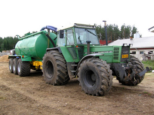 Lieteyhdistelmä
Fendt 612 LS A, 17mÃƒâ€šÃ‚Â³:n pönttö pumppukuormaajalla.
