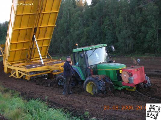 6600 istui
Eikä ollut kuskissa vikaa, ei edes kuovittanut. Kone vain painui suohon.
Avainsanat: 6600 deere jontikka