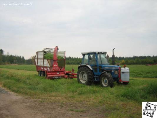 rehuntekoa
ford 6810, jf 900 ja naapurin kärryt liuospullonvaihtotauolla 
Avainsanat: jkk ford6810 jf900