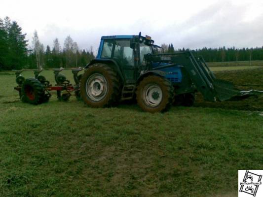 Valtra 6850 HT ja Agrolux 4-siipiset kääntöaurat
Alkaa nuo aurat olla jo aikalailla maailmaa nähneet 
Avainsanat: Valtra 6850 Agrolux