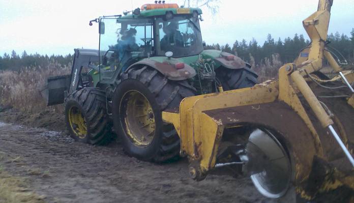 John Deere 7920 ja 85 quicke ja suokoneen 6m ruuvvi
kävi urakoittija kantokarheita ruuvvamassa. jontikasta +350heppaa
Avainsanat: john deere 7920