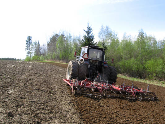 Valmet 805 äestämässä
Valmet 805 ja Potilan SK 450
Avainsanat: 805 äestys potila