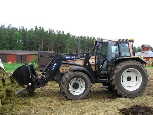 Valtra aumalla
Valtra 8150 + Quicken 150 leikkuri
Avainsanat: Valta 8150 quicke