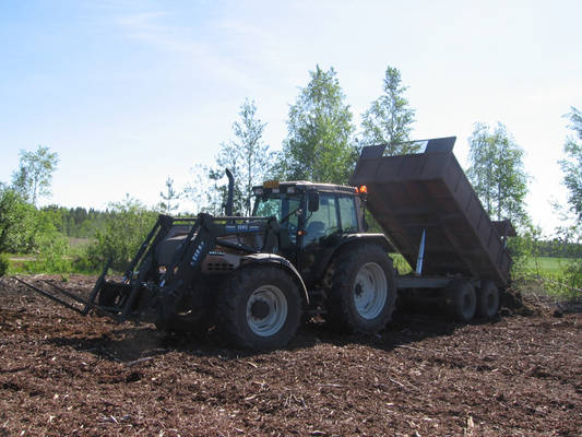 Valtra 8150 + mskärry
Valtra 8150 ja mskärry paskarehunajossa.
Avainsanat: valtra 8150 maansiirto