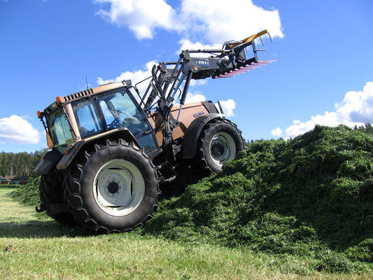 Valtra 8150 rehunteossa.
Tämä homma tuli tutuksi kesän mittaan.
Valtra 8150 ja Hyväkoneen talikko = pätevä yhdistelmä
Avainsanat: valtra 8150 polkee