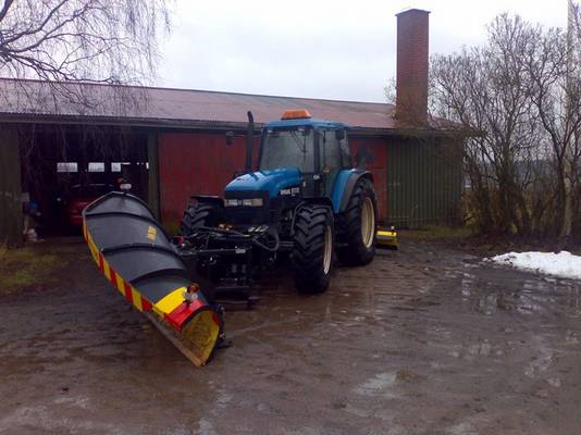 New Holland 8360 vm99
Haapaniemen Koneasema Oy:n auraus kalustoa nokalla 3100 am-tehon aura ja perässä tietenkin polanneterä.

