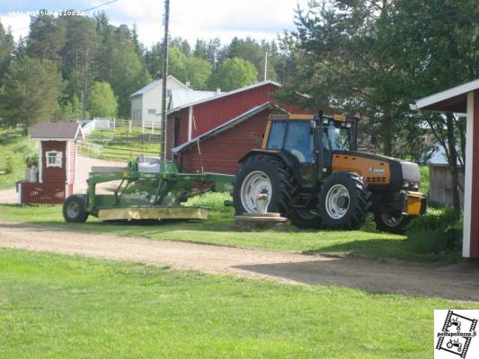 8550 ja krone 320 easy cutti
oli vuokralla tuommonen möykky. piti ihan peltoritkin kaivaa esiin.
Avainsanat: 8550