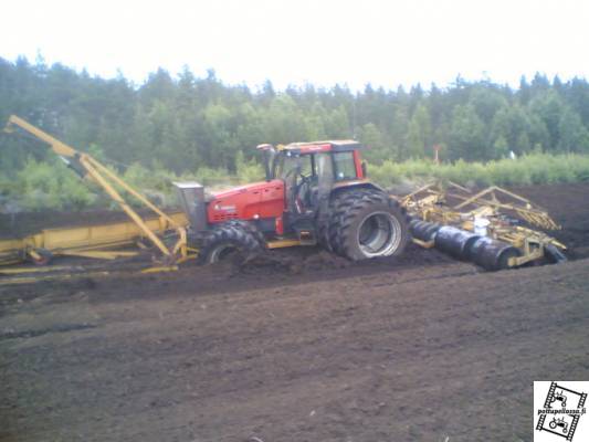 Valmet 8550 ja jyrsinkarheeja
Otti ja uppos, meikäläisen ekoja karheuksia ja pehmeet kentät, tässä tulos.
Avainsanat: 8550 valmet karheeja jyrsin